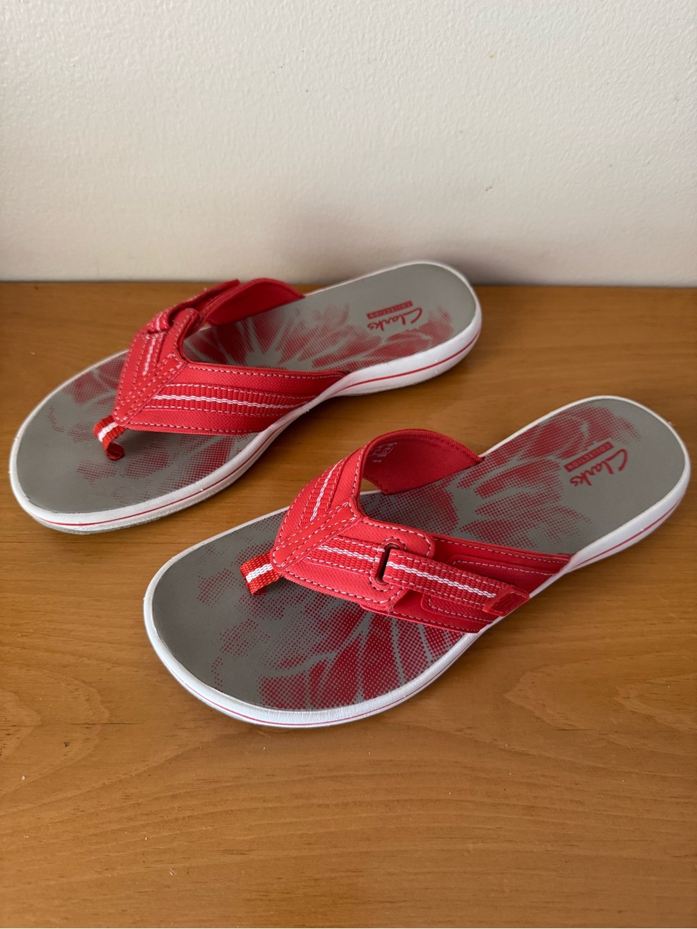 Clarks Coral Colored Thong Sandals - Size 7 - Picture 2 of 9